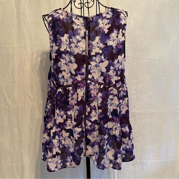 Jessica Simpson Small V Neck swing top w purple. Whites and blues. - Picture 2 of 7